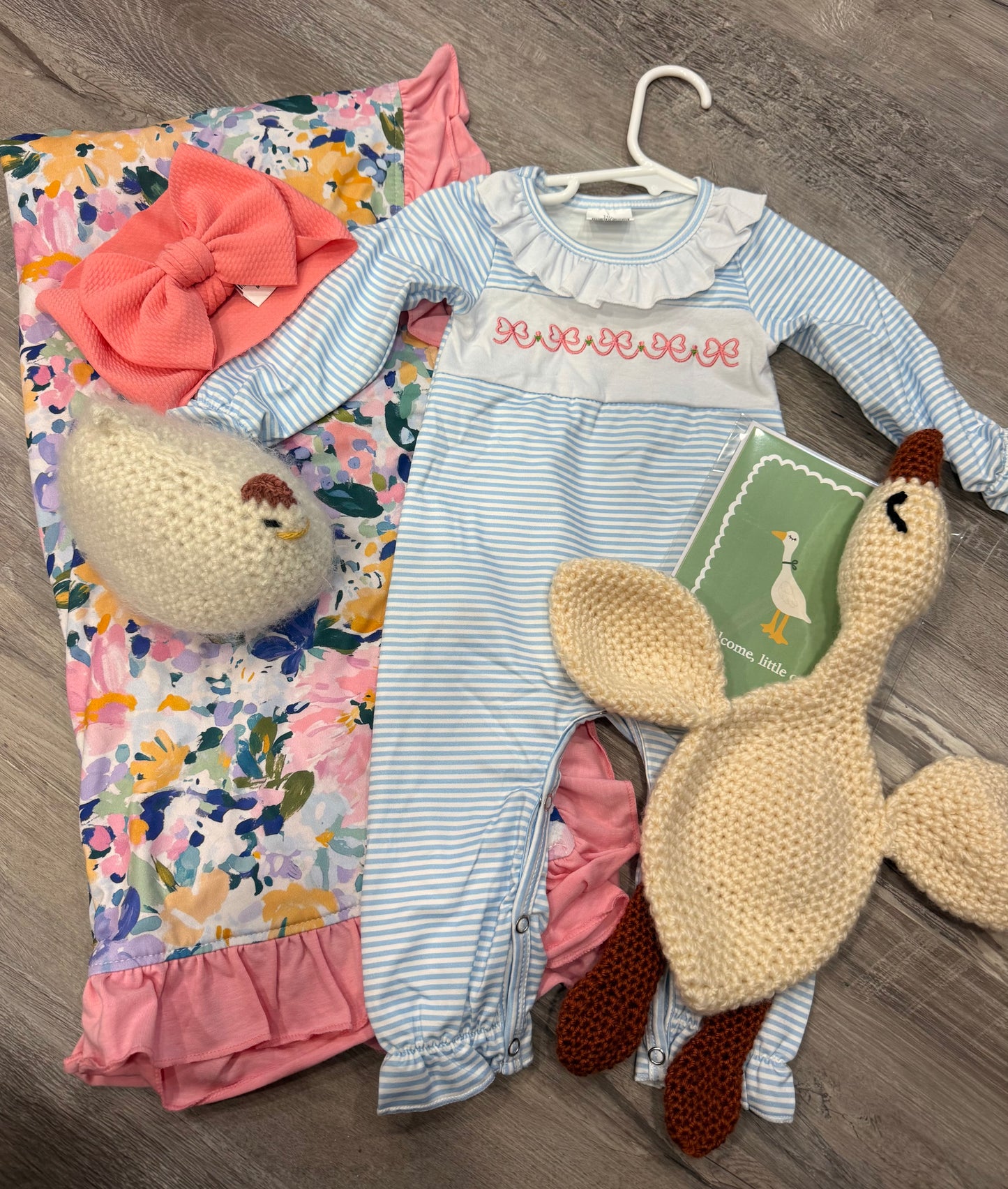 Baby Girl Bow Appliqué Romper ￼